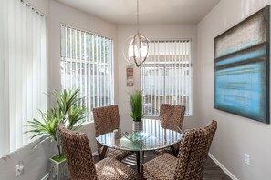 Luxury Condo, 2 Bedrooms, 2 Bathrooms | In-room dining