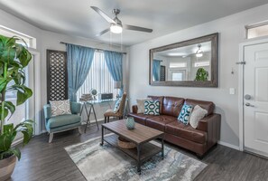 Luxe appartement, 2 slaapkamers, 2 badkamers | Woonruimte | Een smart-tv, een open haard, Hulu en filmpremières