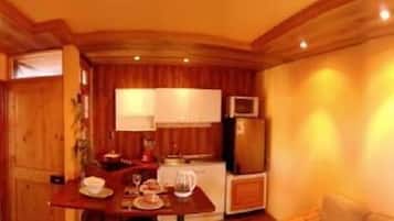 Comfort Apartment, 1 Queen Bed, Smoking, Private Bathroom | Private kitchenette