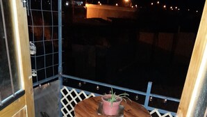 Apartemen Comfort, 1 Tempat Tidur Queen, Boleh Merokok, kamar mandi pribadi | Teras/patio