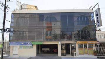 Vista frontal de la propiedad