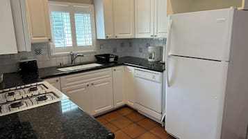 Habitación cuádruple de lujo, 1 cama King size y sofá cama, para no fumadores | Cocina privada