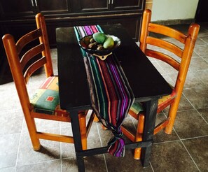 Refrigerador, parrilla de estufa y cafetera y tetera 