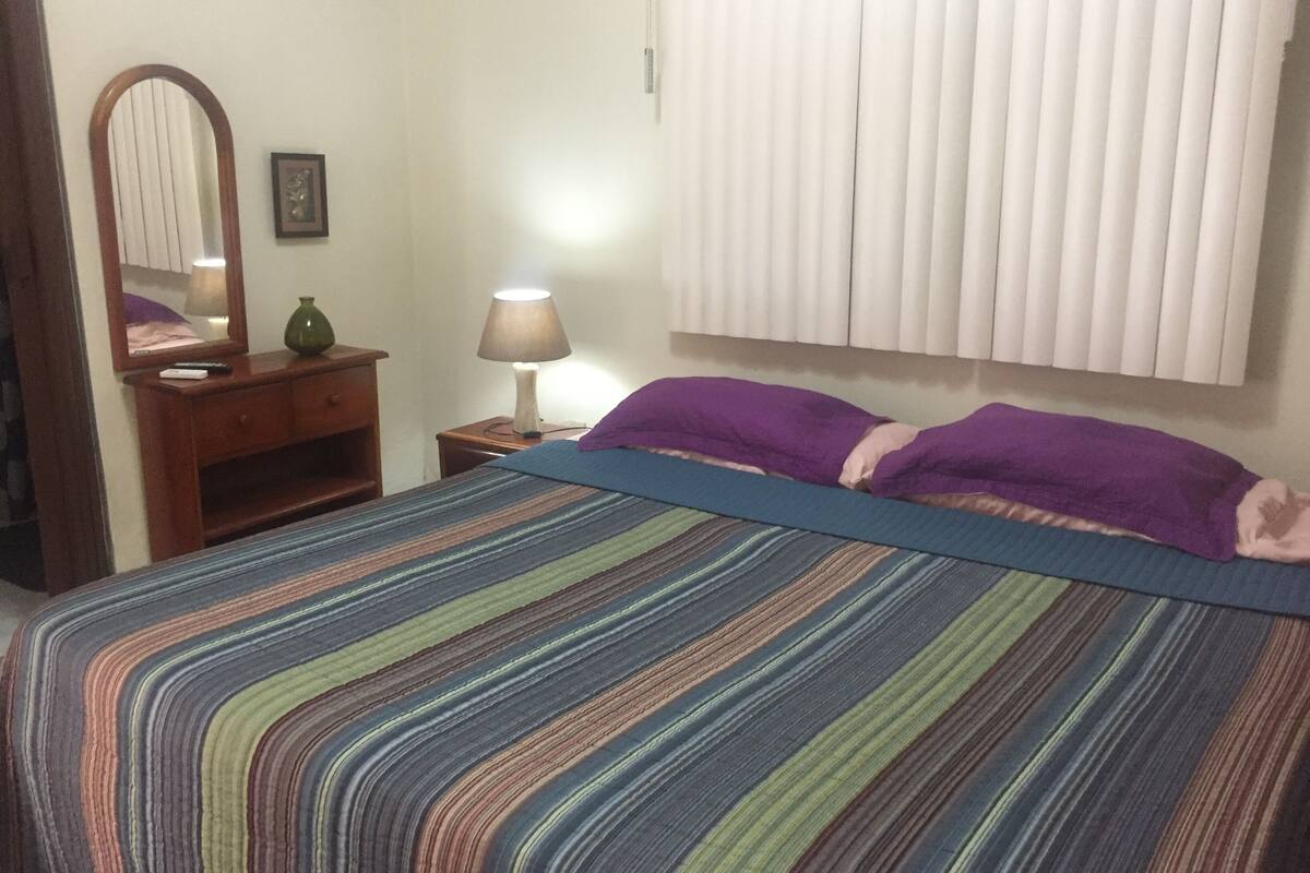 Familie-dobbeltværelse - 1 soveværelse - privat badeværelse | Egyptiske bomuldslagner, premium-sengetøj, dundyner, individuelt design