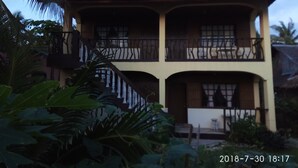 Un immeuble de deux étages doté d’un balcon à l’étage supérieur.