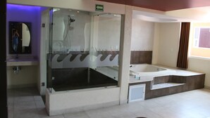 A modern bathroom with a glass-enclosed shower, a separate bathtub, and a vanity with a mirror. - Motel Séptimo Eclipse - Adults Only (Acolman)