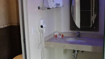 Suite, 1 cama King size, para no fumadores | Baño | Amenidades de baño de diseñador, toallas, jabón, shampoo