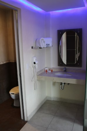 Suite, 1 King Bed, Non Smoking | Bathroom