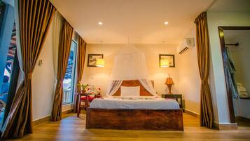 Ropa de cama de alta calidad y caja de seguridad en la habitación