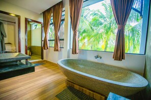 Deluxe-Doppelzimmer, 1 King-Bett, Poolblick | Eigener Whirlpool