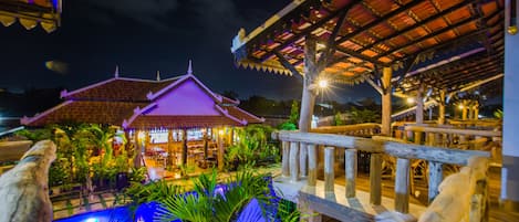 住宿正面 - 傍晚/夜晚