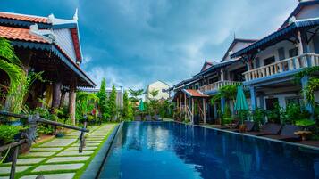 Una piscina al aire libre