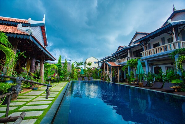 Outdoor pool - Moloppor Villa (Battambang)
