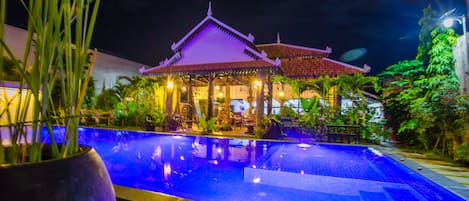 Quầy bar bên hồ bơi