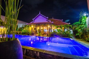 Bar junto a la piscina