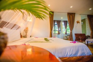 Premium bedding, in-room safe, individually decorated - Moloppor Villa (Battambang)