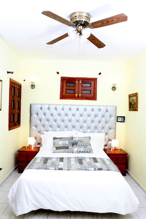 Down duvets, Select Comfort beds, desk, blackout curtains - Hotel Casa Aluge (Santo Domingo)