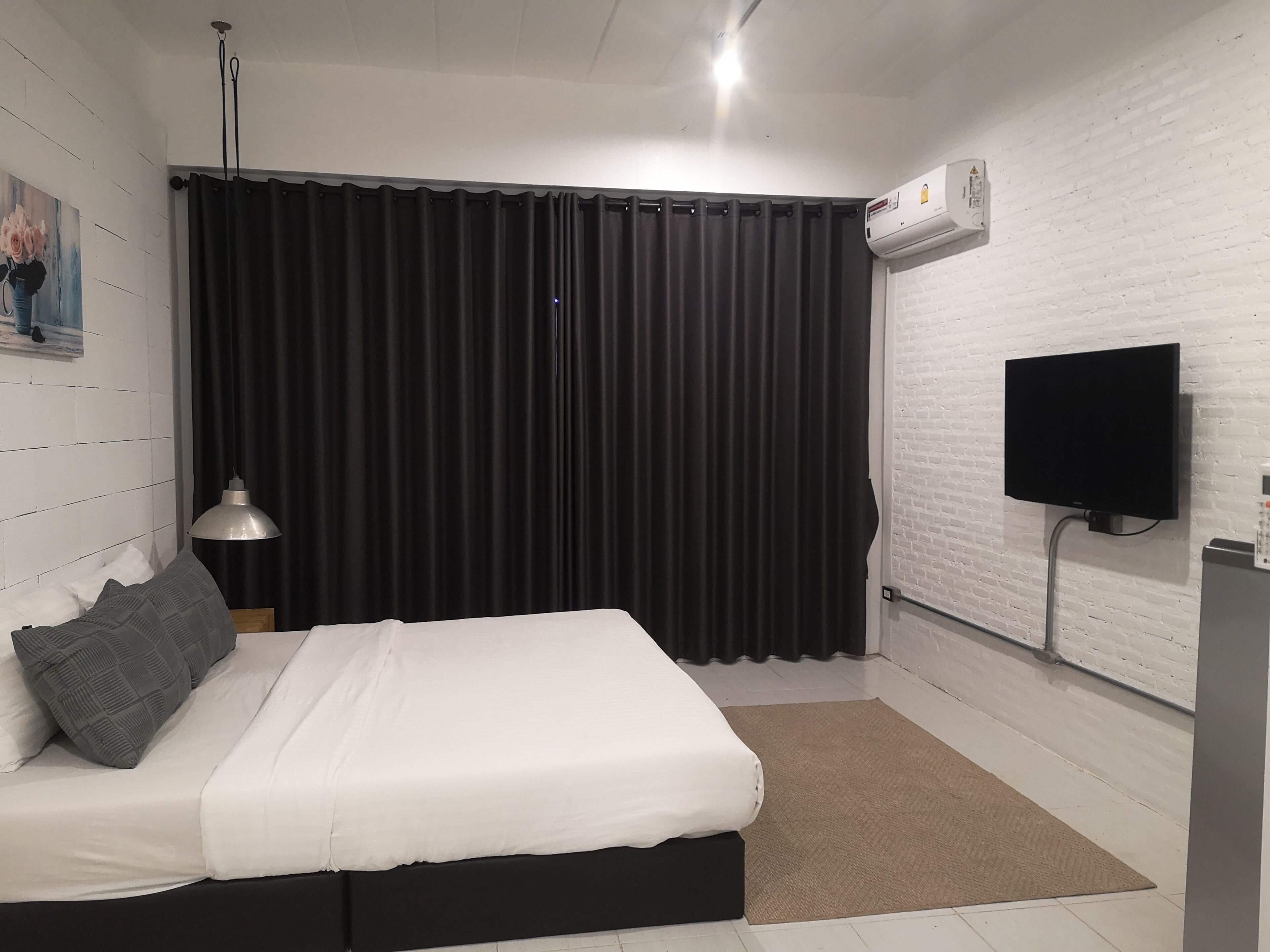 Standard Room, 1 Queen Bed, Non Smoking, Ensuite | Desk, free WiFi
