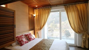 Family Room | Desk, free WiFi