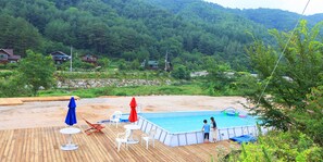 Kauden mukainen ulkouima-allas