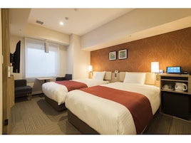 Escritorio, wifi gratis, ropa de cama