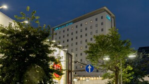 En hotellbyggnad med en skylt där det står ”EX Inn”.