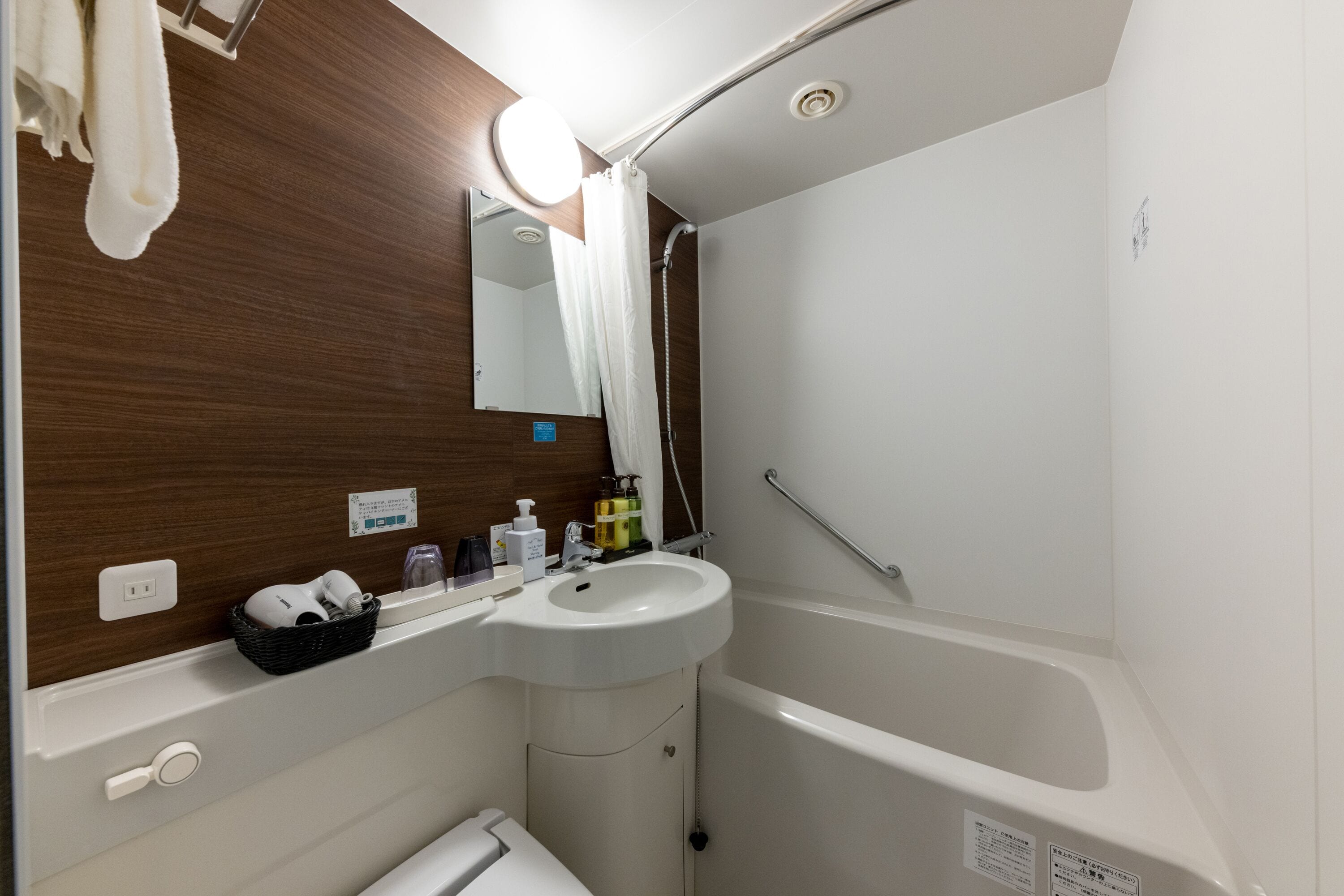 combined shower/bathtub, free toiletries, hair dryer, slippers