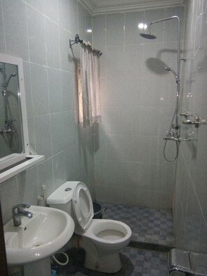 Baignoire relaxante profonde, douche à « effet pluie »