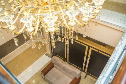 Royal Crest Hotel & Suites