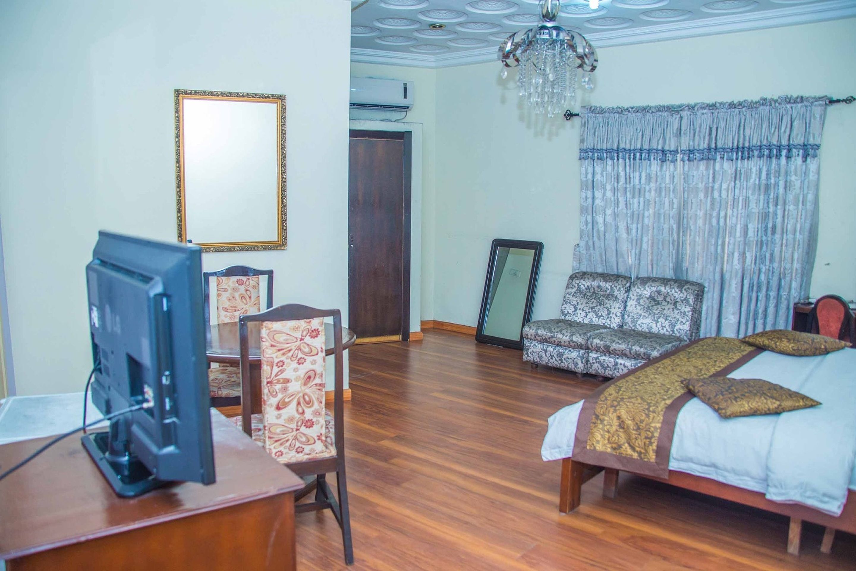 جناح تنفيذي - سرير مزدوج | أغطية فراش متميزة وخزنة داخل الغرفة وواي فاي مجانًا