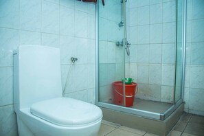 Dobbeltrom – junior, 1 dobbeltseng | Bad | Badekar, badekåper, håndklær og såpe