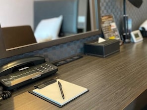Laptopgeeigneter Arbeitsplatz, kostenloses WLAN, Bettwäsche