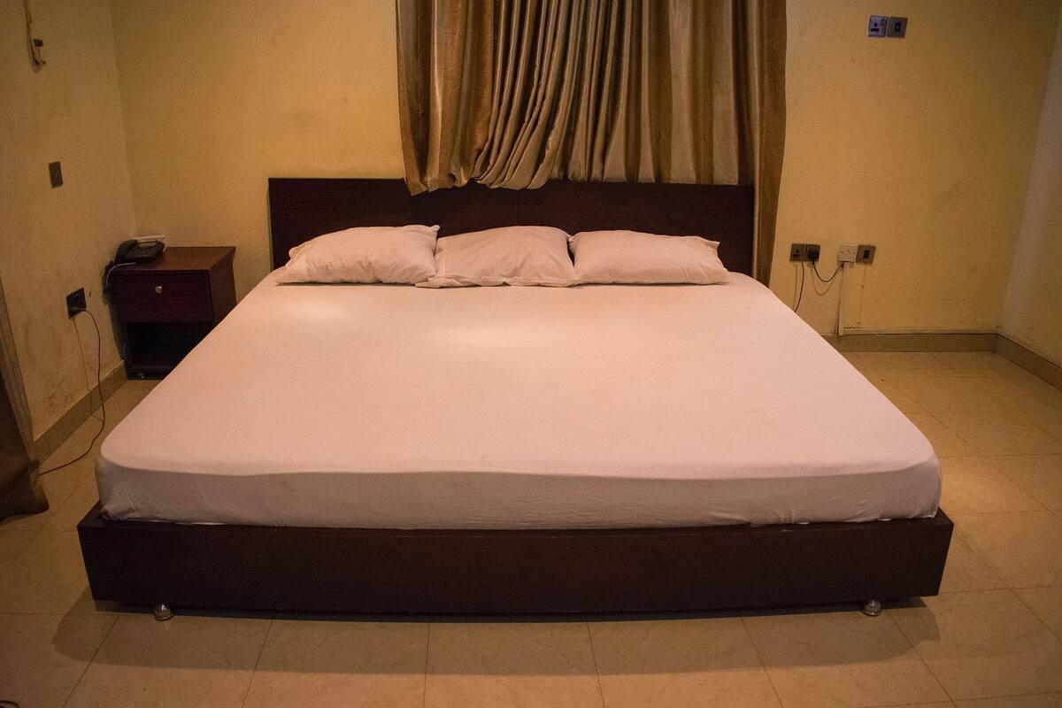 Premium bedding, desk, Internet