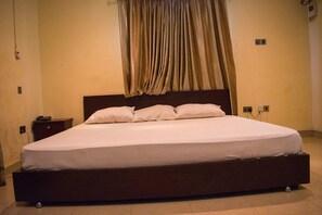 Executive Double Room, 1 Double Bed | Premium bedding, desk, internet - Taverna Guest House (Lagos)
