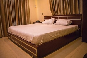 Royal-dobbeltværelse - 1 dobbeltseng | Premium-sengetøj, skrivebord, internetforbindelse