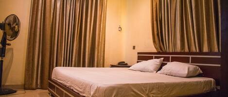 Royal tweepersoonskamer, 1 tweepersoonsbed | Luxe beddengoed, een bureau, internet