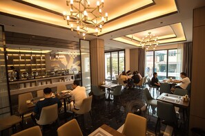 Free daily buffet breakfast - Confetti Garden Hotel (Vang Vieng)