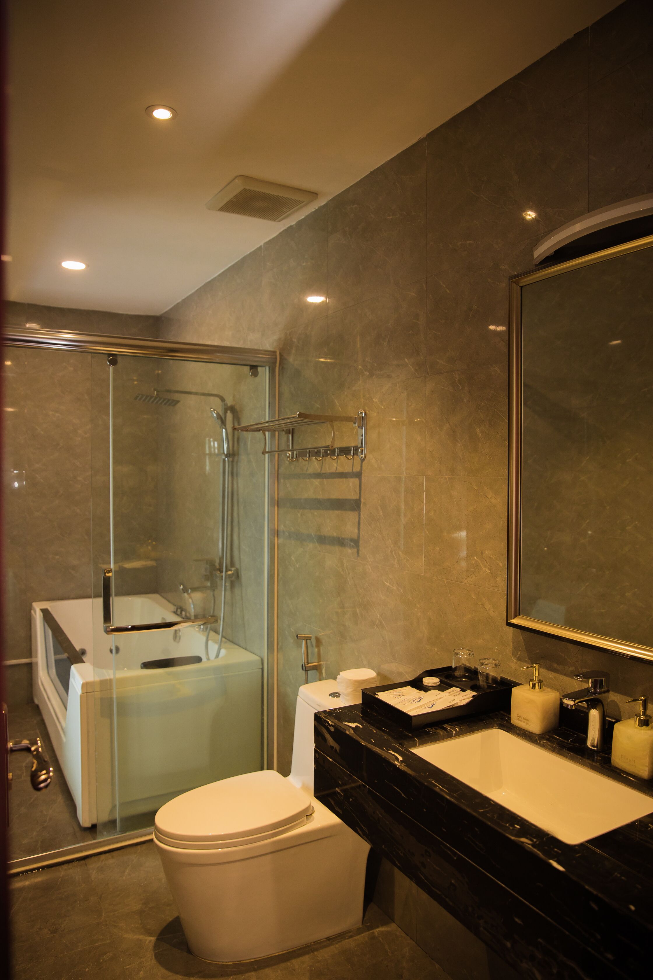 family quadruple room | bathroom | combined shower/bathtub, jetted bath, hydromassage showerhead