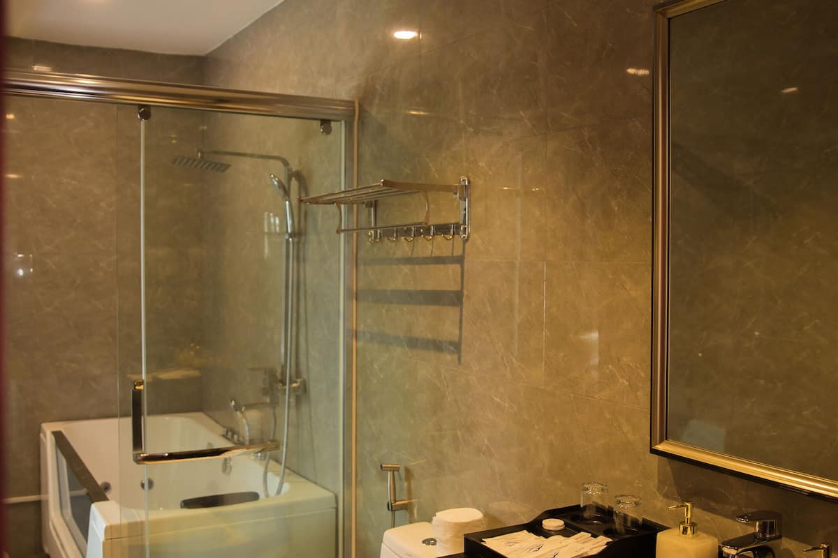 family quadruple room | bathroom | combined shower/bathtub, jetted bath, hydromassage showerhead