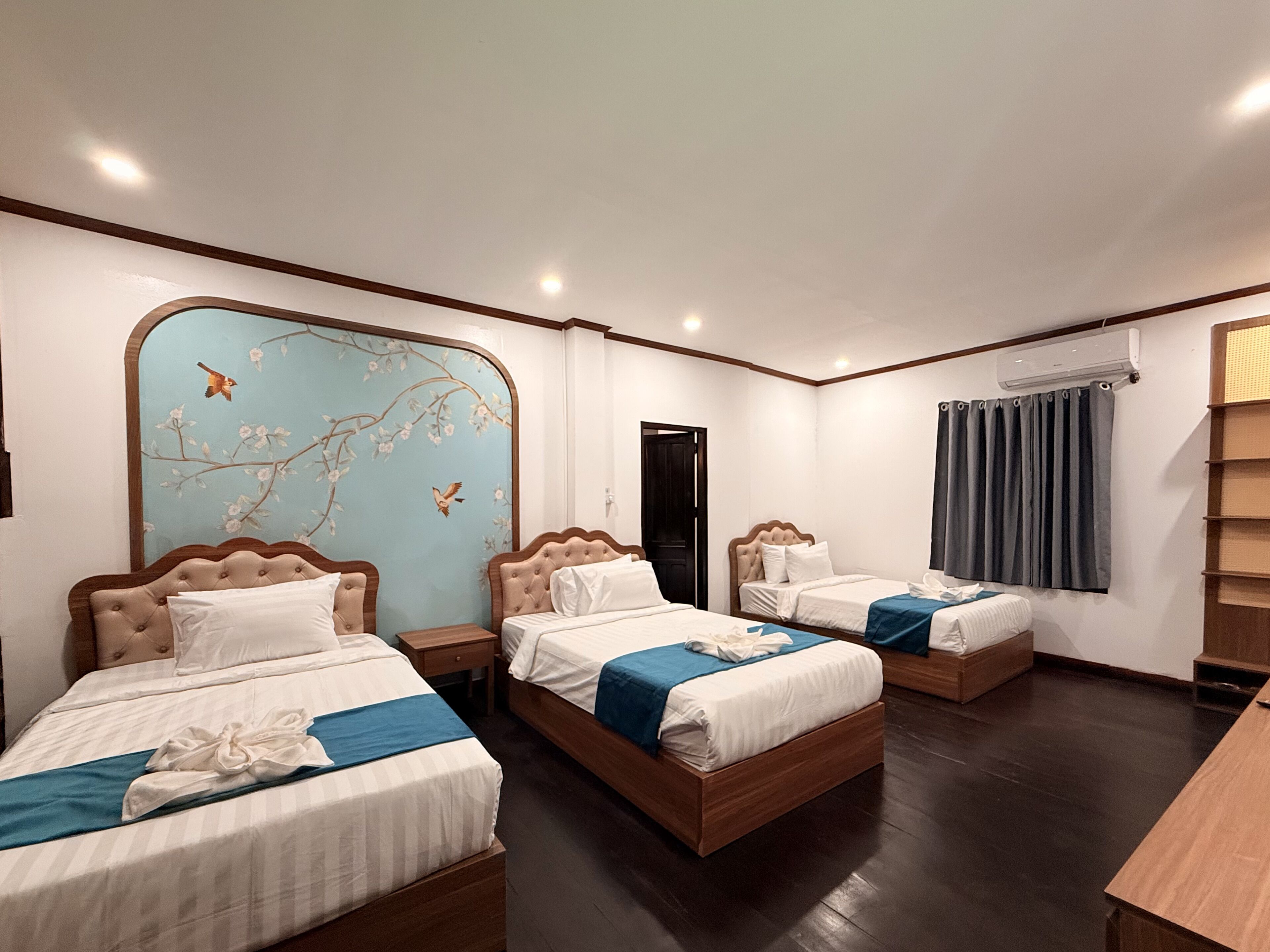 Quarto família | Roupas de cama premium, frigobar, cofres nos quartos, escrivaninha