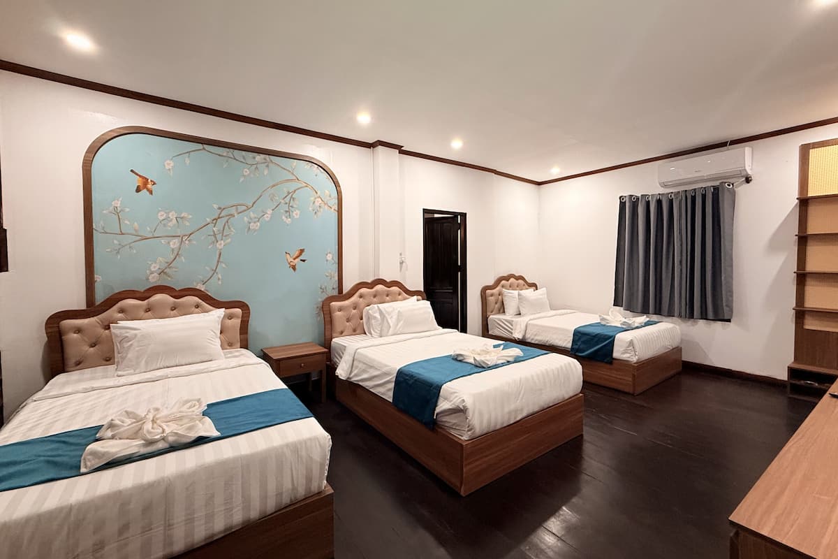 Quarto família | Roupas de cama premium, frigobar, cofres nos quartos, escrivaninha