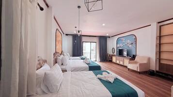 Kamar Keluarga | Seprai premium, minibar, brankas, dan meja kerja