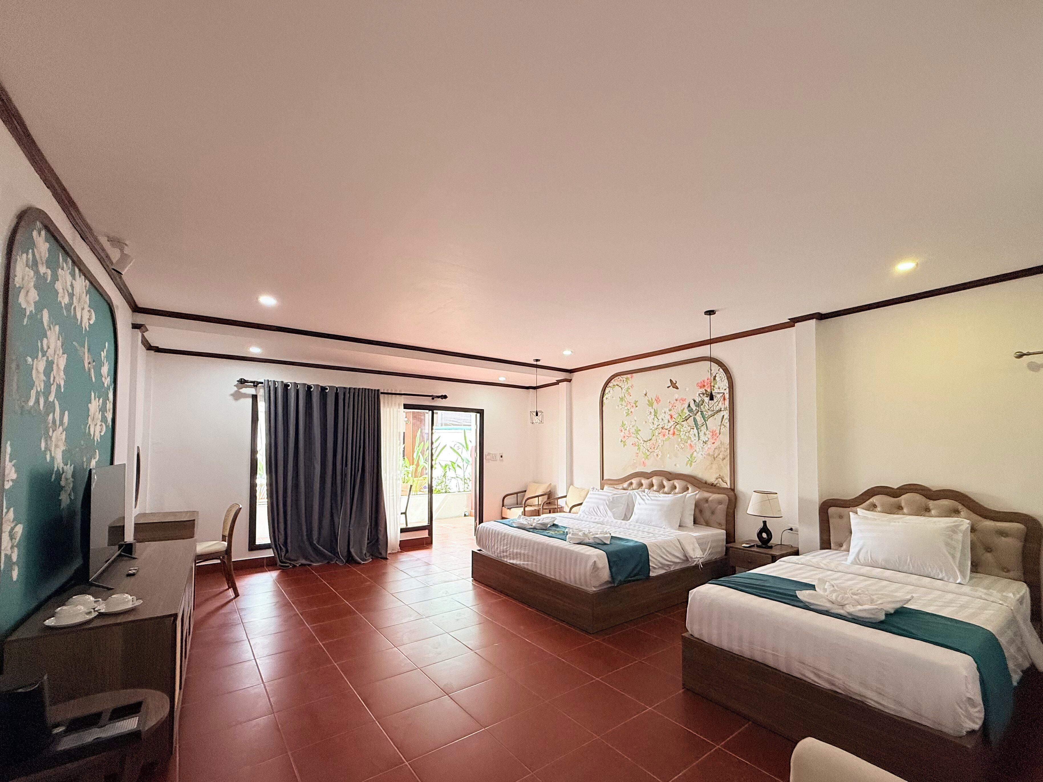 Quarto triplo família, vista para a piscina | Roupas de cama premium, frigobar, cofres nos quartos, escrivaninha