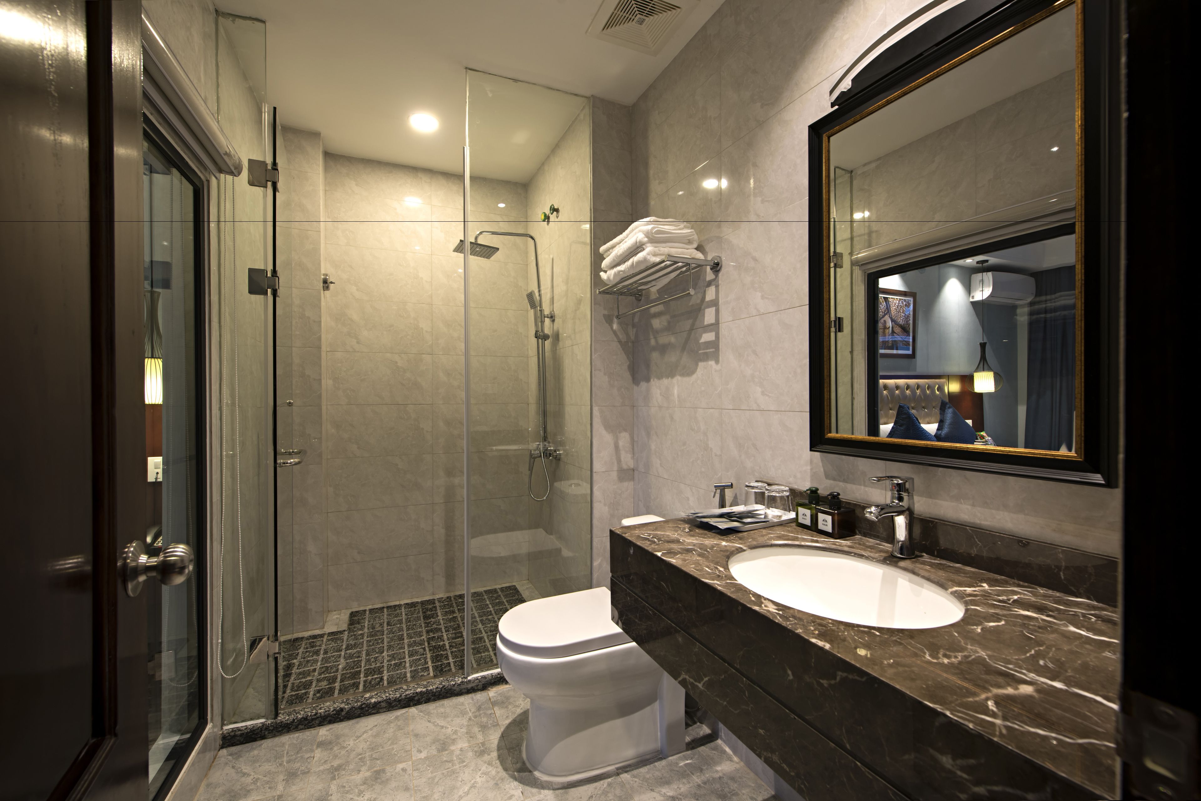 combined shower/bathtub, jetted bath, hydromassage showerhead