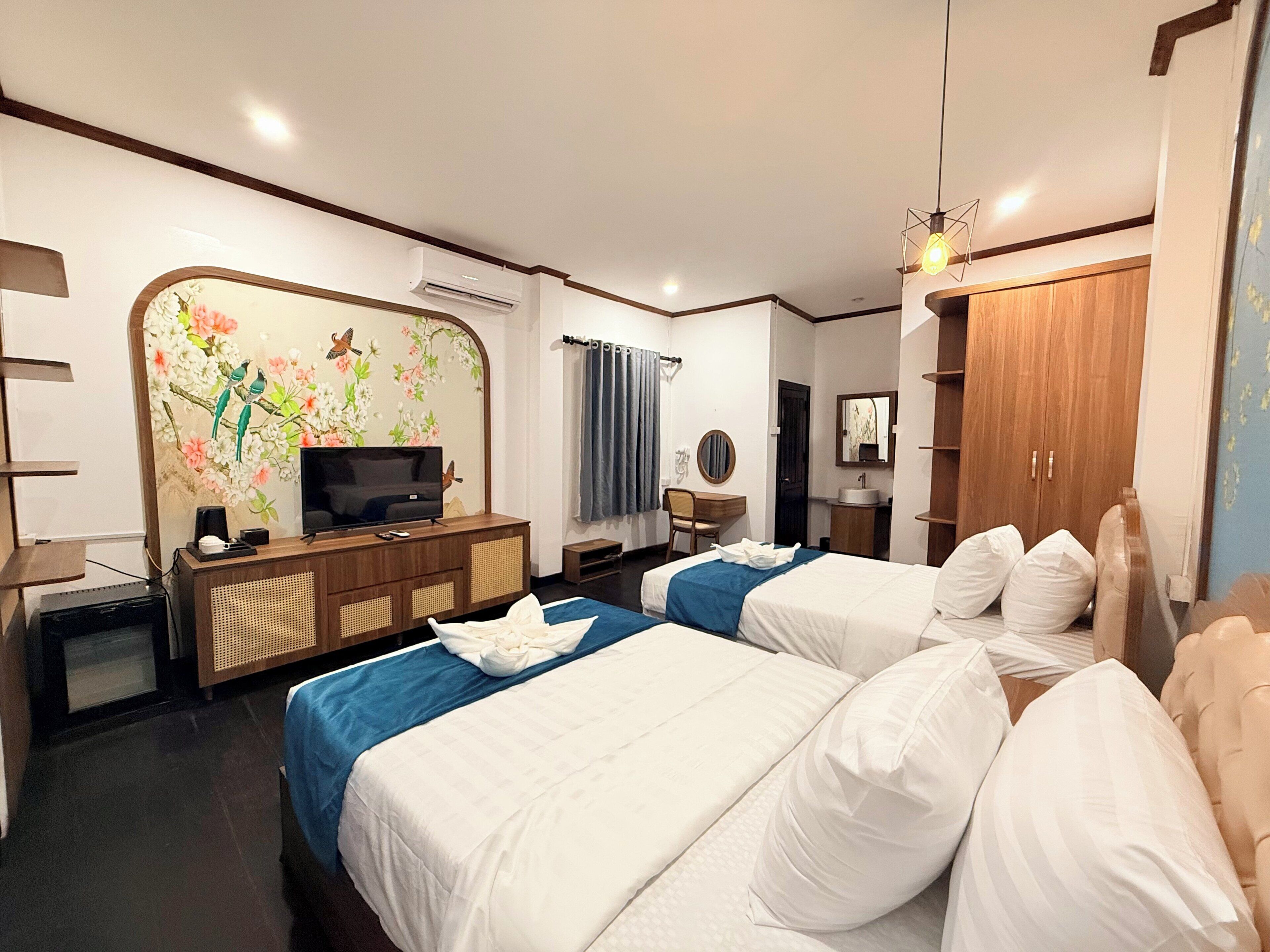 Deluxe Twin Room, Balcony | Premium bedding, minibar, in-room safe, desk