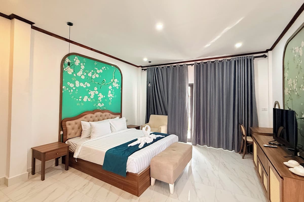 Quarto casal luxo, vista para a piscina | Roupas de cama premium, frigobar, cofres nos quartos, escrivaninha