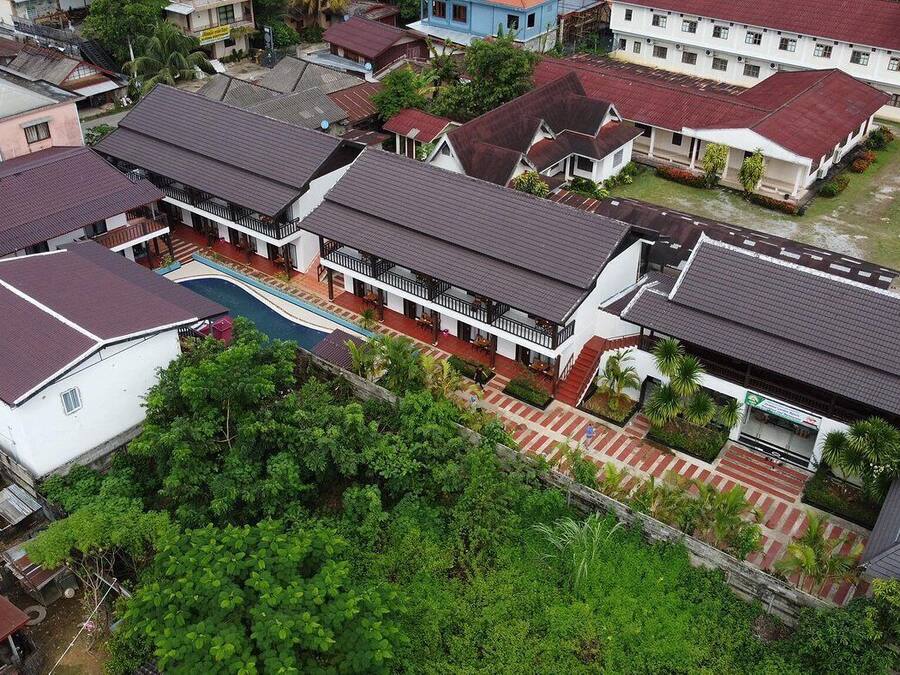 Fachada da propriedade à noite