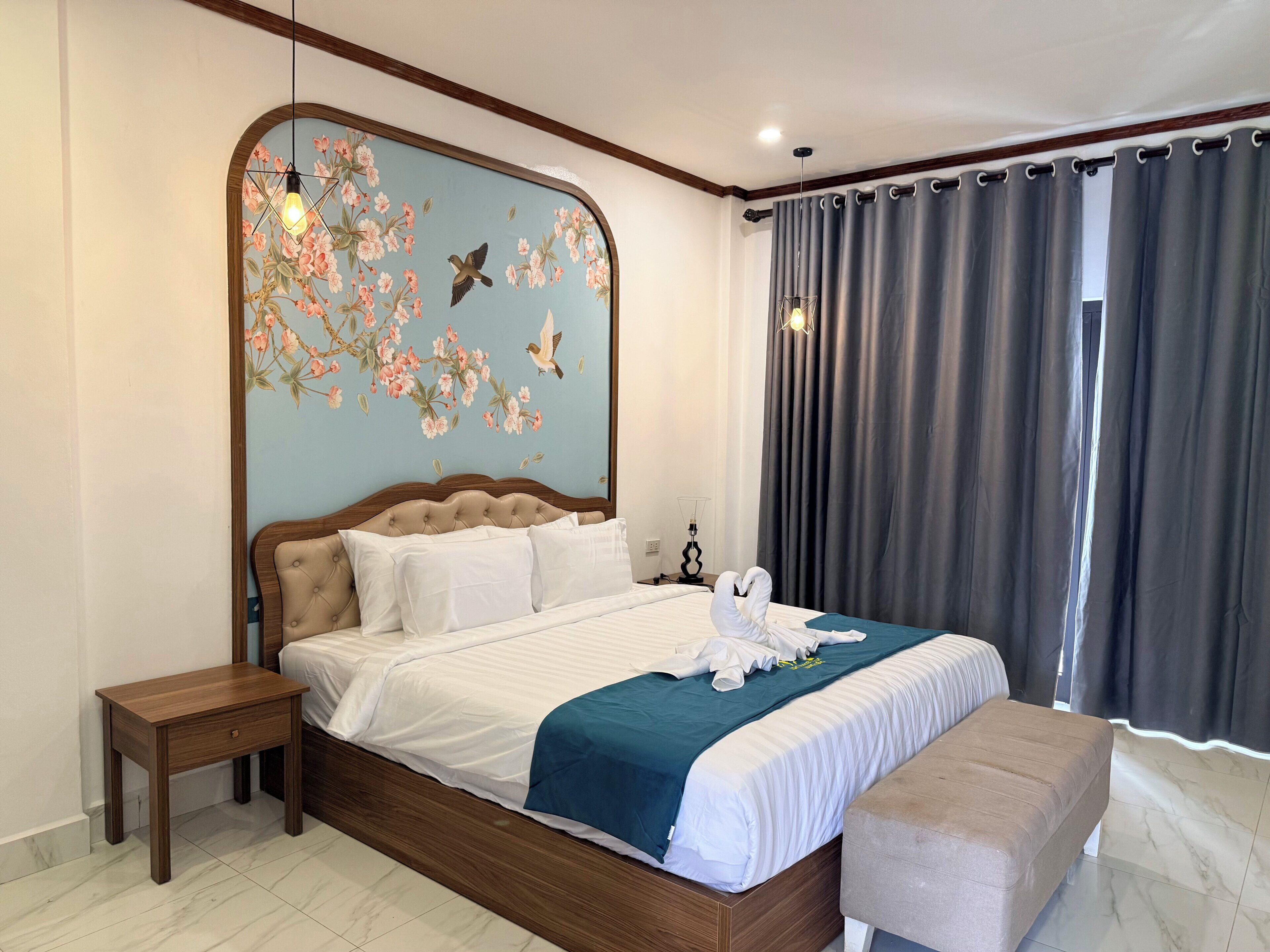 Quarto casal luxo, sacada | Roupas de cama premium, frigobar, cofres nos quartos, escrivaninha