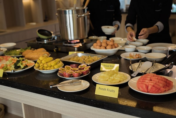 Café da manhã com buffet grátis todos os dias