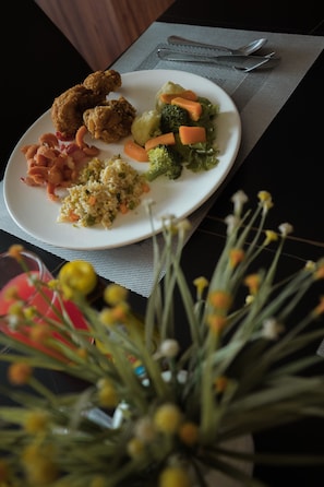 Café da manhã com buffet grátis todos os dias